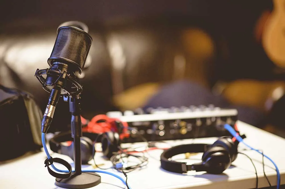 How to Book the Best Professional Broadcasting Studio Hire